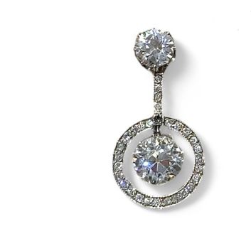 Pendant d'oreille en or gris 18k (750e), ornée de 2 diamants taille ancienne en serti griffe