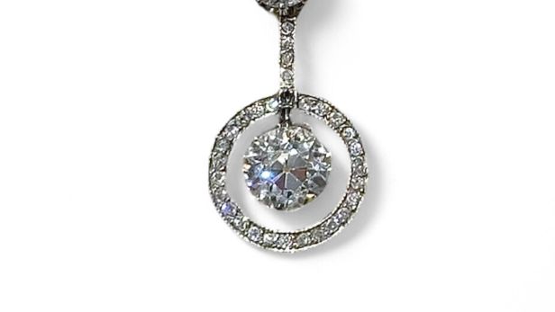 Pendant d'oreille en or gris 18k (750e), ornée de 2 diamants taille ancienne en serti griffe