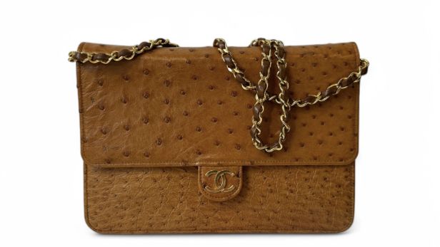 CHANEL Sac pochette en autruche naturelle, Doublure en agneau beige