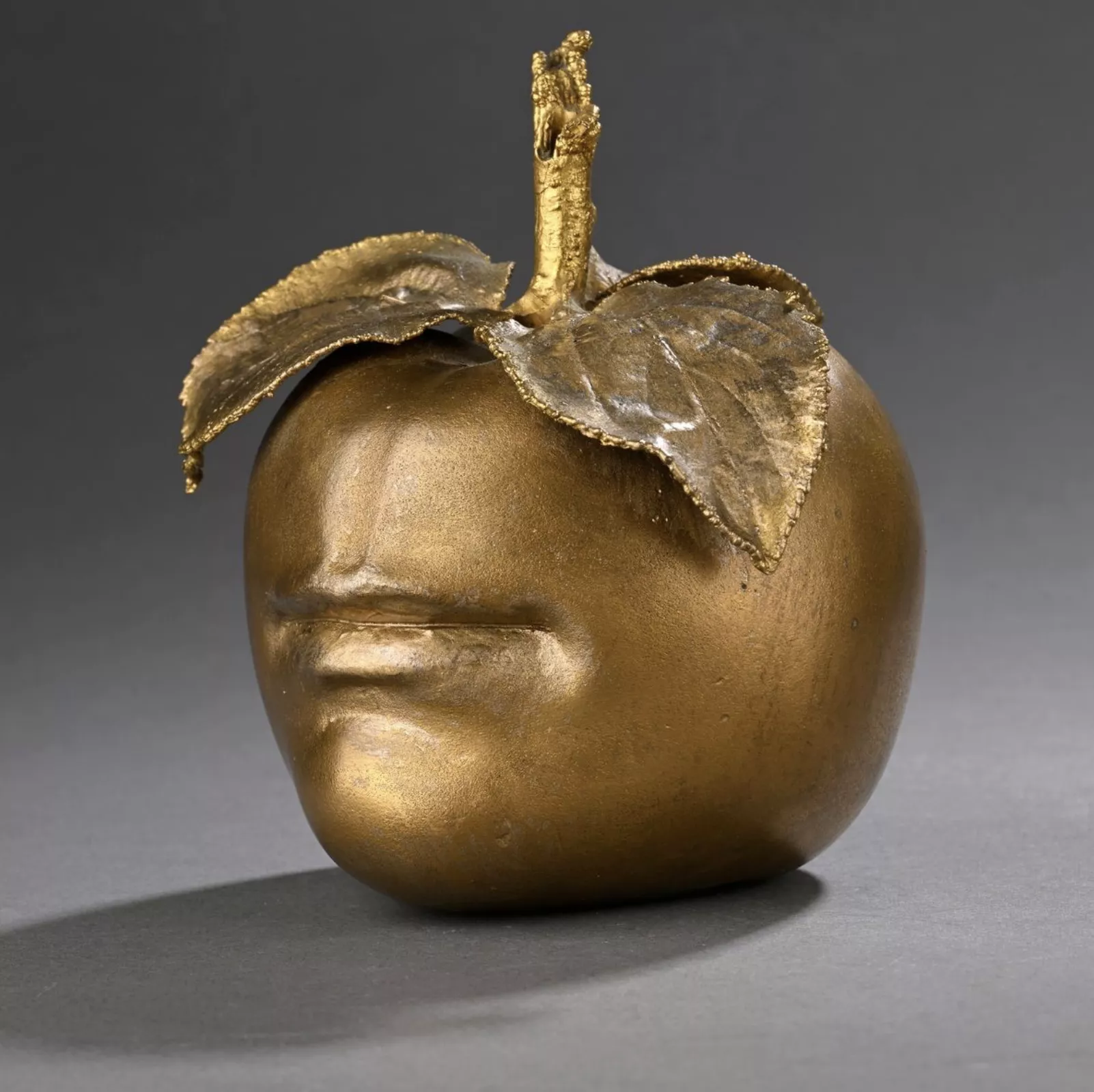 Claude Lalanne, pomme en bronze dor&eacute;