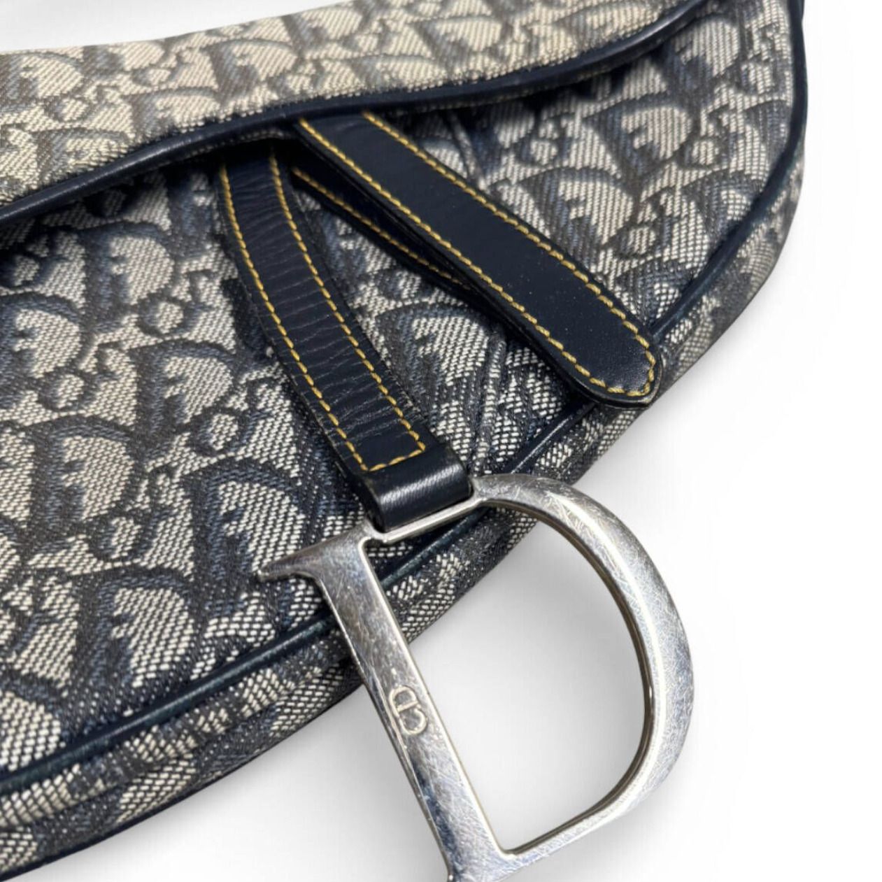 Dior, mod&egrave;le "saddle" en toile monogramm&eacute;e