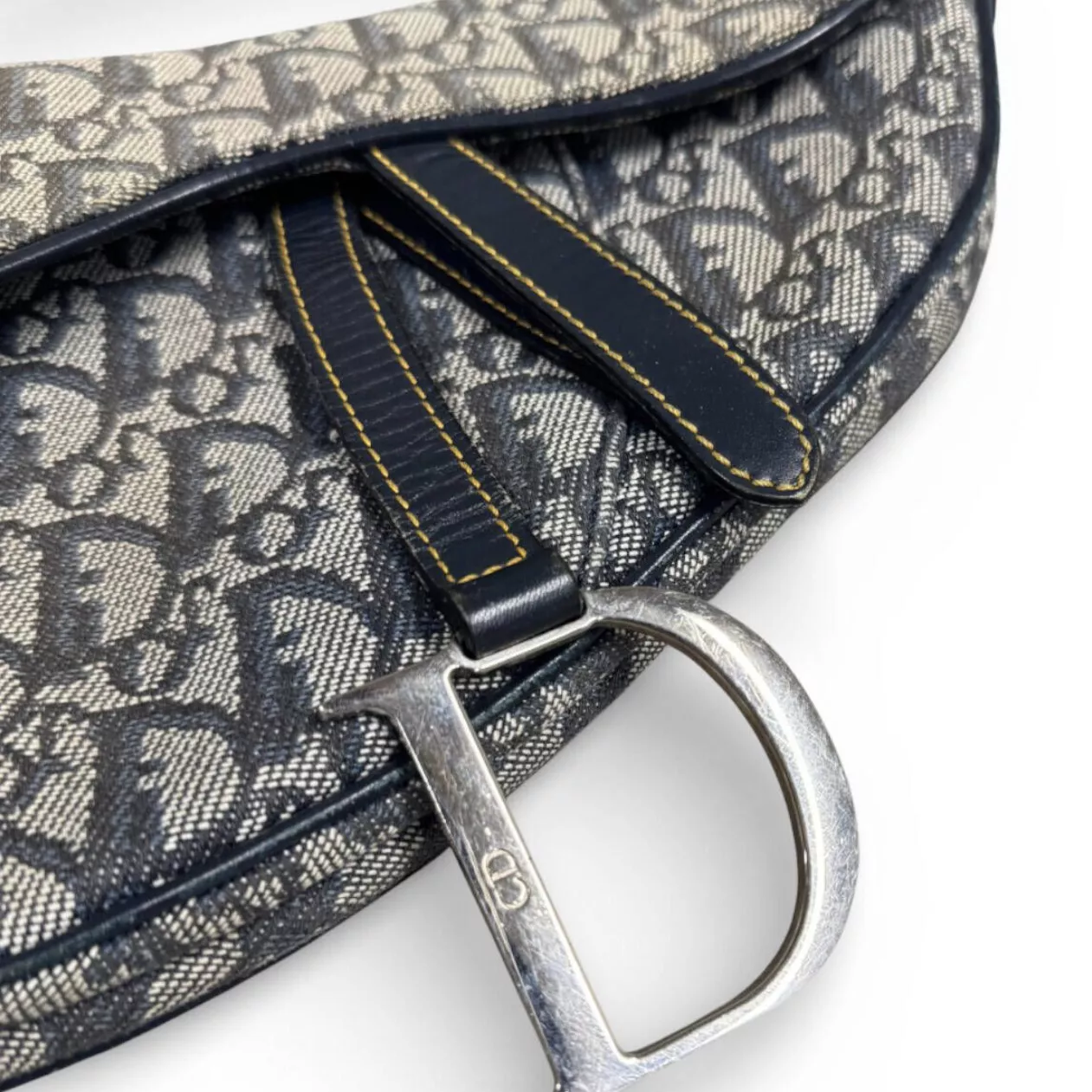 Dior, mod&egrave;le "saddle" en toile monogramm&eacute;e