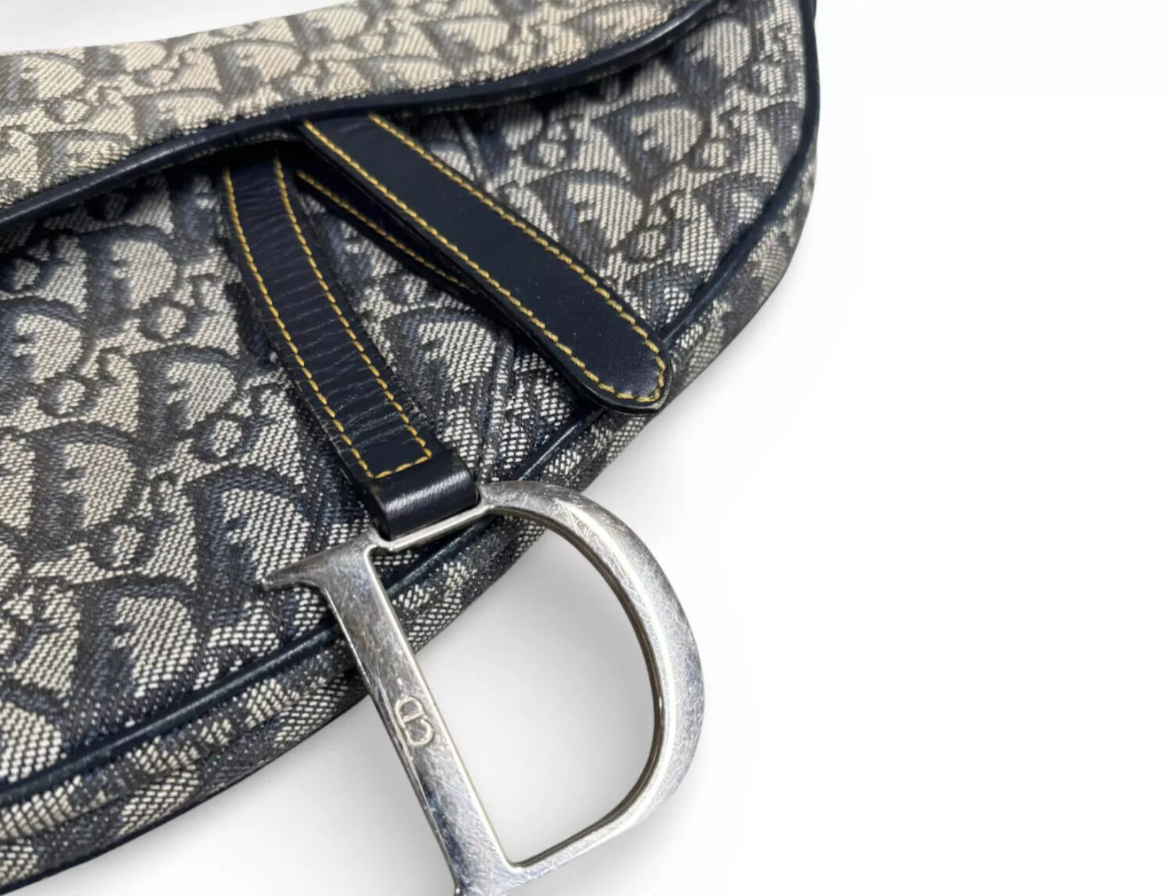 Dior, mod&egrave;le "saddle" en toile monogramm&eacute;e