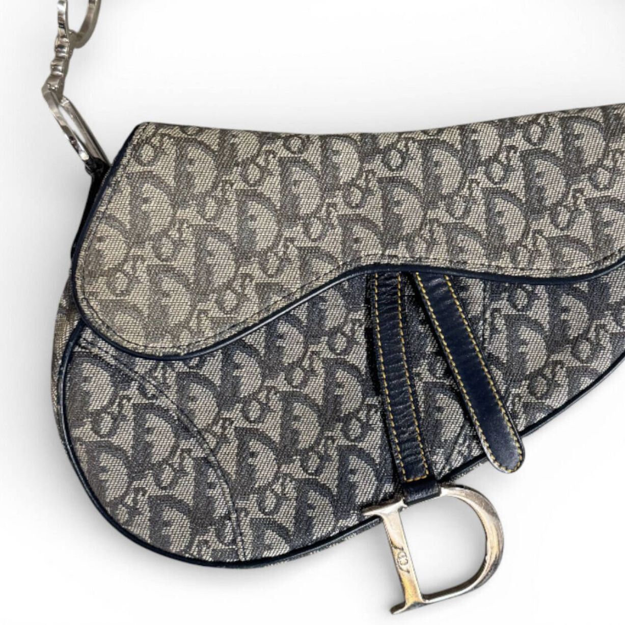 Dior, mod&egrave;le "saddle" en toile monogramm&eacute;e