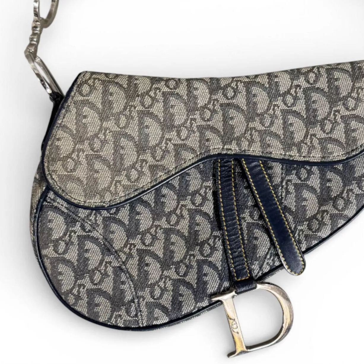 Dior, mod&egrave;le "saddle" en toile monogramm&eacute;e