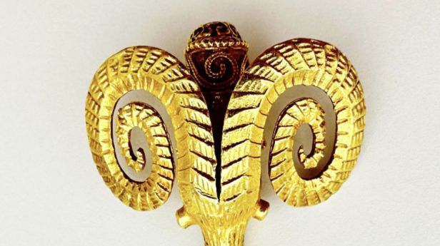 LALAOUNIS Pendentif en or 18k (750e), stylisant la tête d'un bélier ciselé