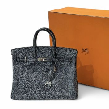 HERMÈS  Sac Birkin retourné 35 cm en buffle contrasté noir et blanc « dalmatien »