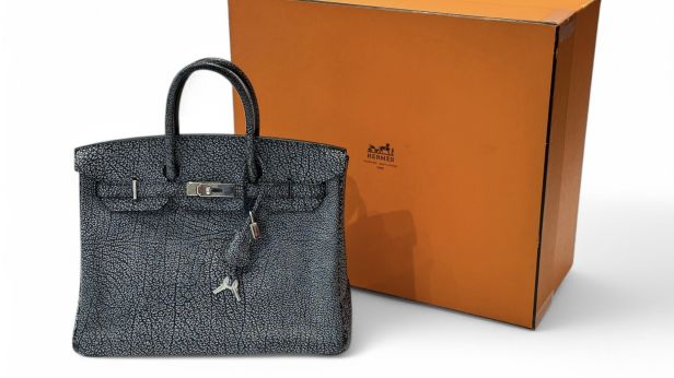 HERMÈS  Sac Birkin retourné 35 cm en buffle contrasté noir et blanc « dalmatien »