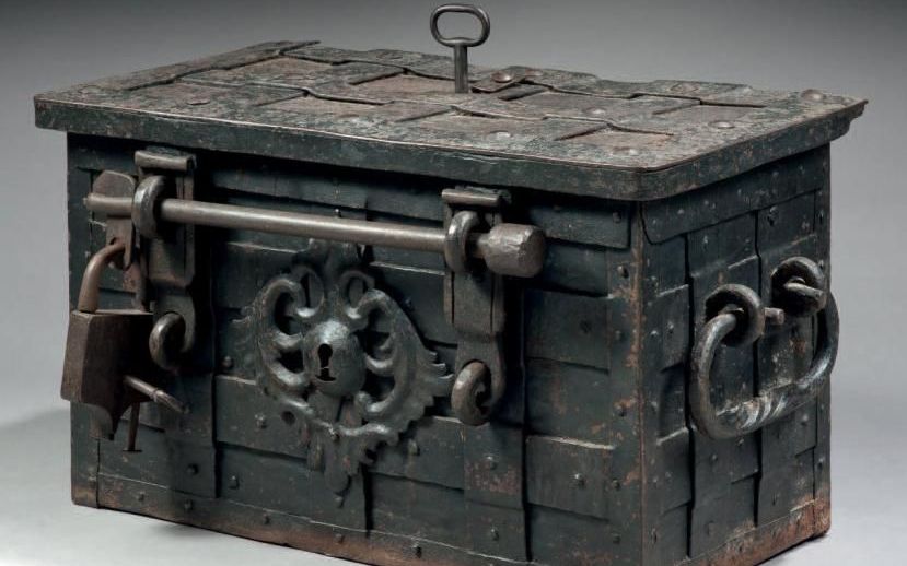 Coffret époque Renaissance en bois sculpté