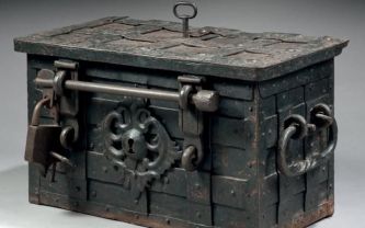 Coffret époque Renaissance en bois sculpté