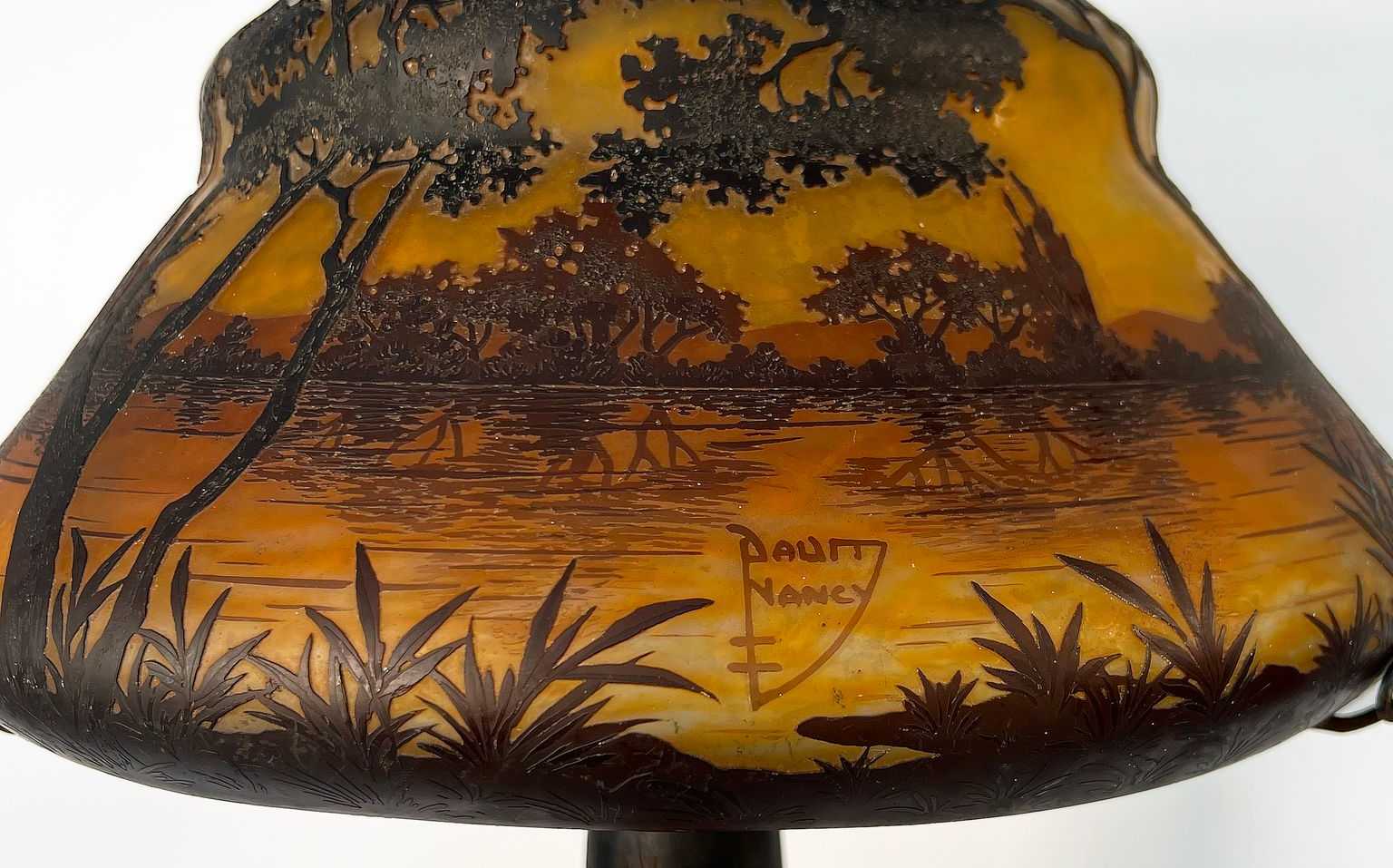 Daum, lampe en verre décoré à l'acide, détail