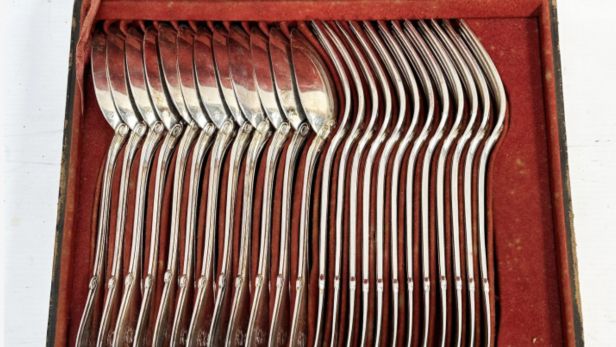 QUEILLE orfèvre pour ODIOT Partie de ménagère en argent (925)