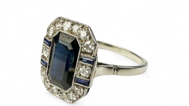 Bague en platine (850e) et or gris 18k (750e) de forme octogonale, ornée d'une plaque centrée d'un saphir