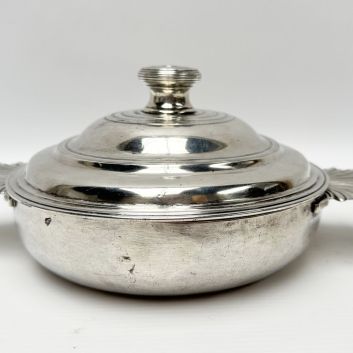 Écuelle et son couvercle en argent, le corps uni, les oreilles à canaux et godrons rayonnants