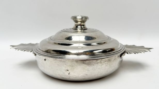 Écuelle et son couvercle en argent, le corps uni, les oreilles à canaux et godrons rayonnants