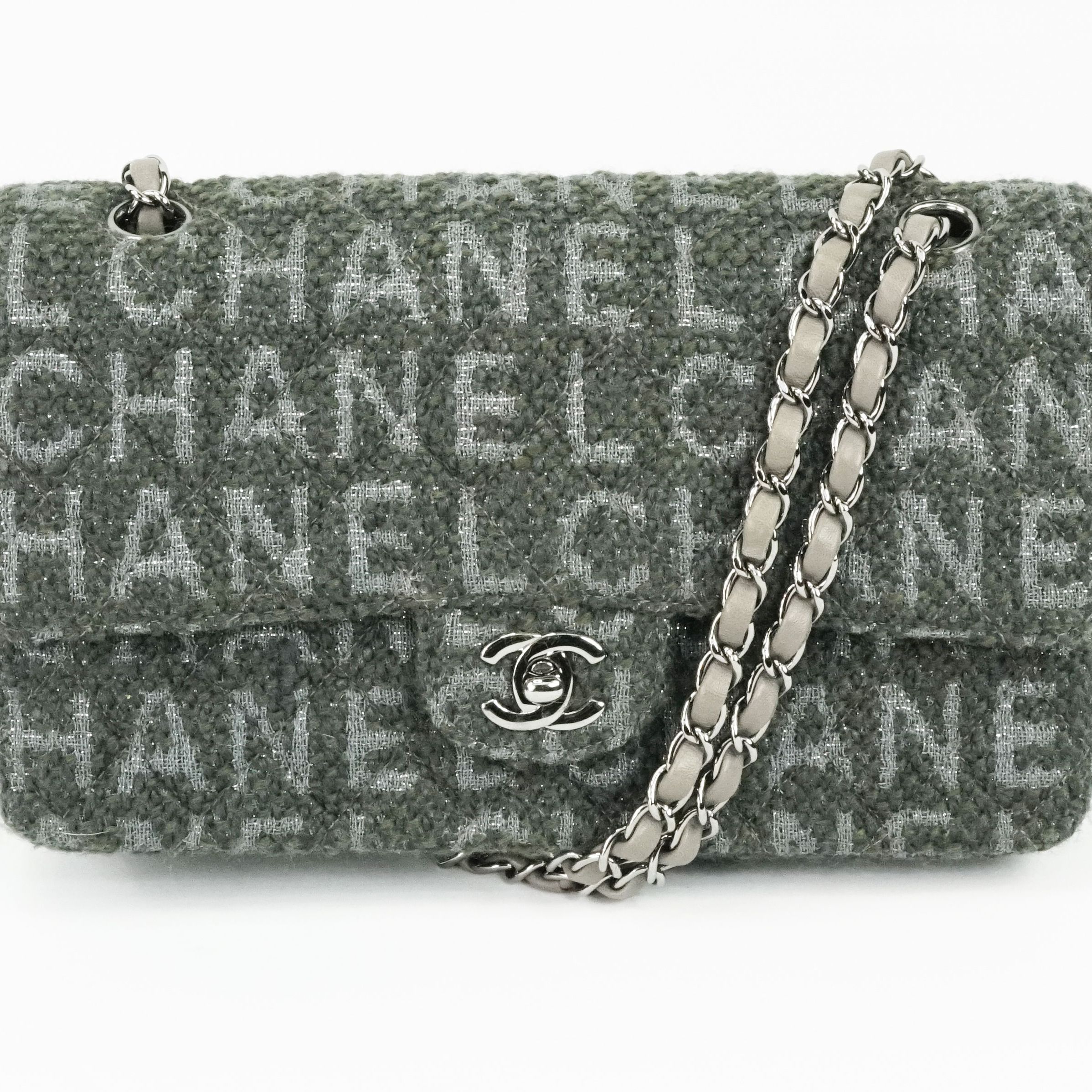 Timeless en tweed avec sigle "Chanel"