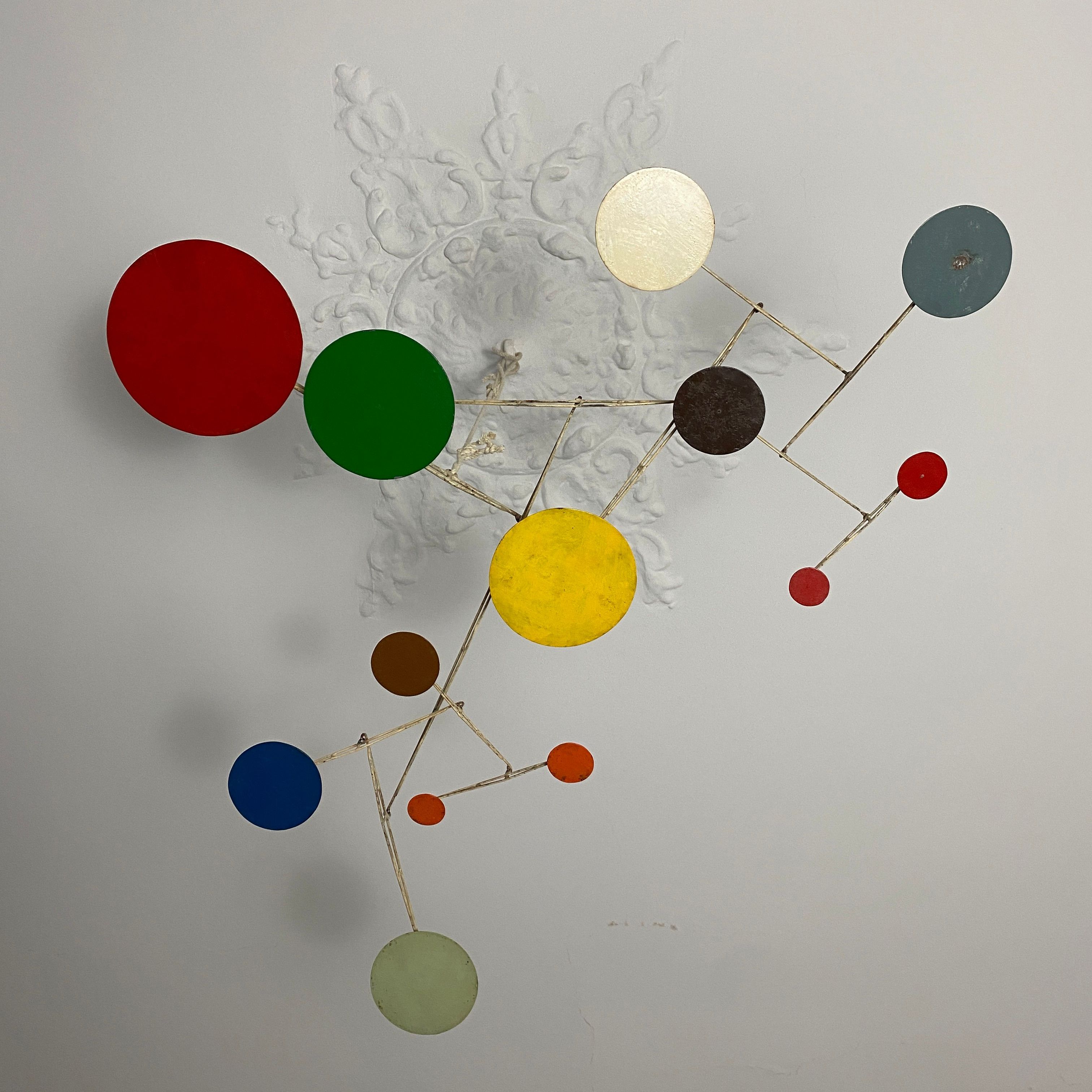 Calder, mobile en pièces de métal soudées