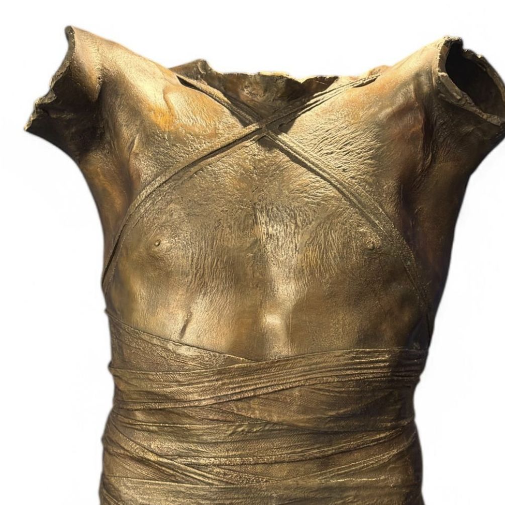 Igor Mitoraj, buste en bronze doré