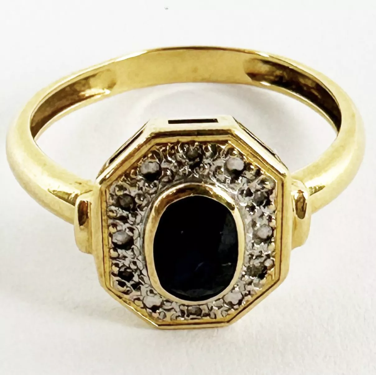 Bague en or jaune, pr&eacute;sent&eacute;e en vente online chez Auctie's