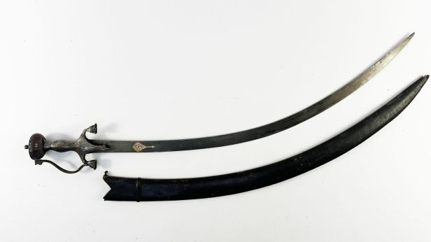 Sabre indo-persan dit Talwar, monture en fer