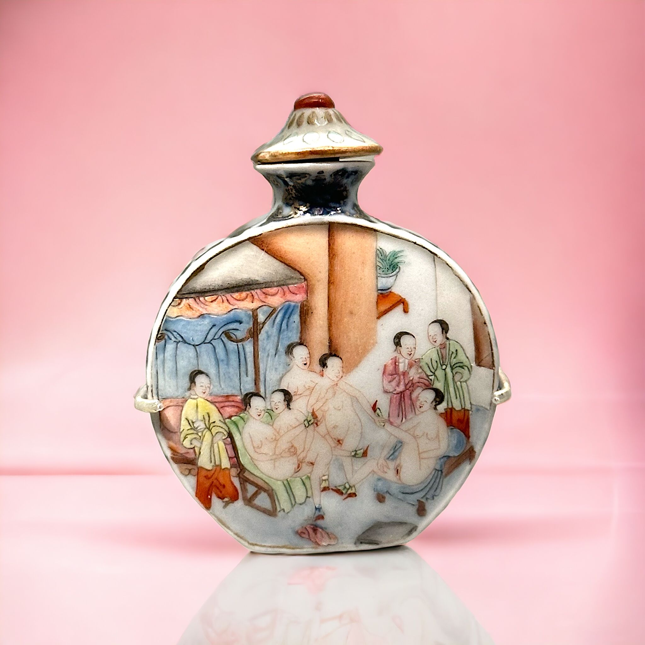 Tabatière en porcelaine et émaux