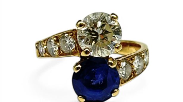 Bague "toi et moi" en or 18k (750e), ornée d'un diamant brillanté et d'un saphir rond facetté en serti griffe