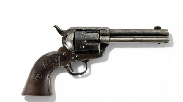 Colt SA modèle 1873. Six coups, calibre 38 WFC à chargement par la portière.
