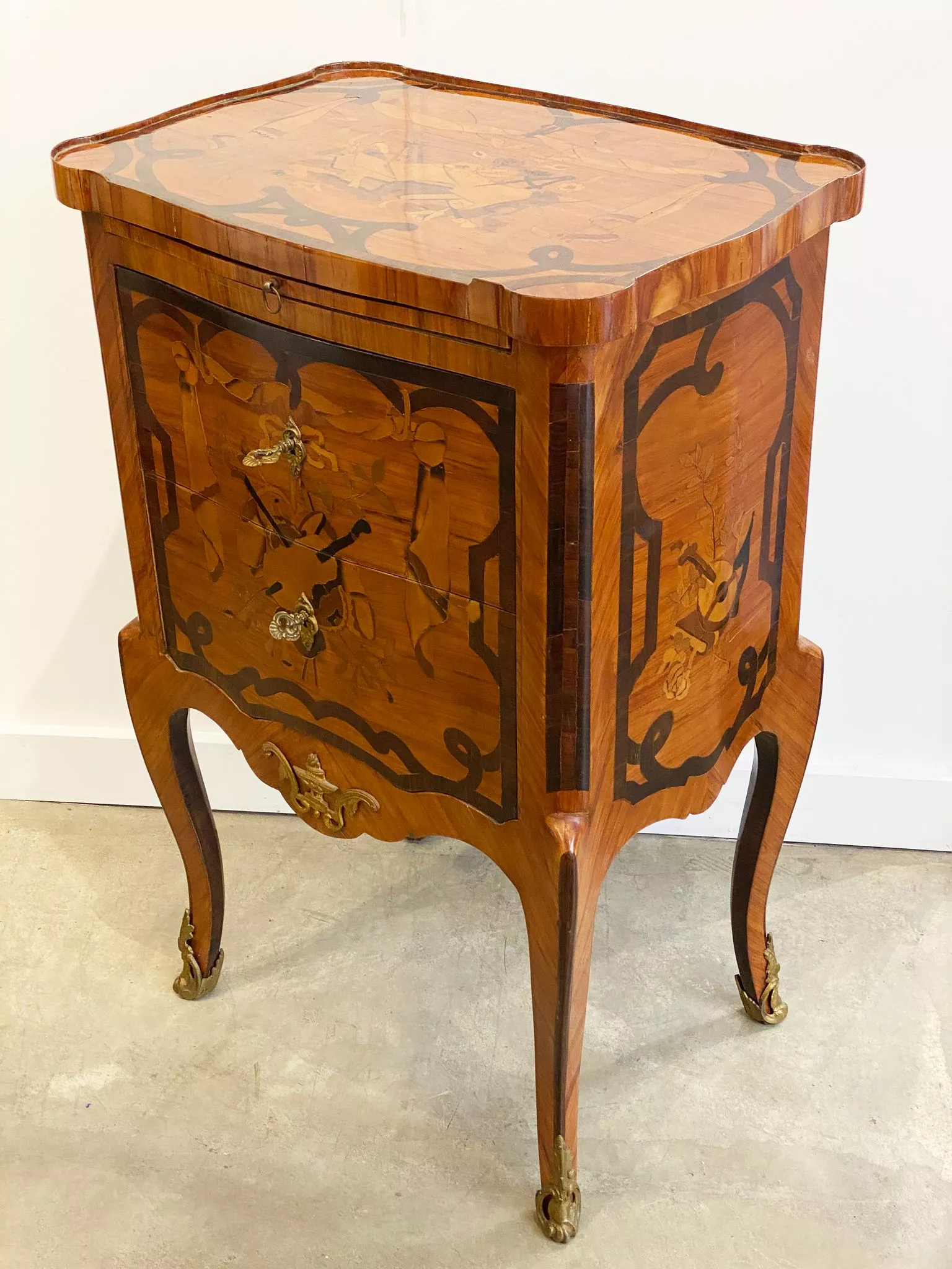 Commode d'&eacute;poque Louis XV en marqueterie de fleurs