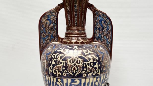 Dans le goût de Théodore DECK (1823-1891) Vase amphore dit "aux gazelles"