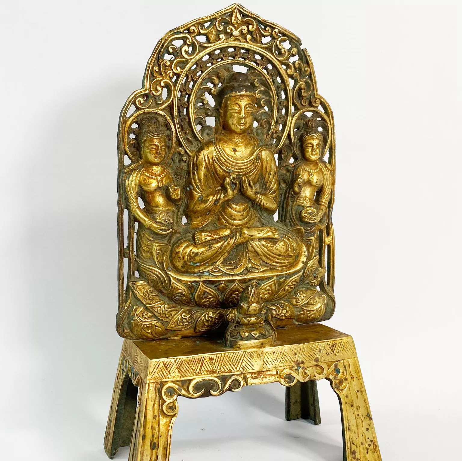Statue de bouddha en bronze dor&eacute;