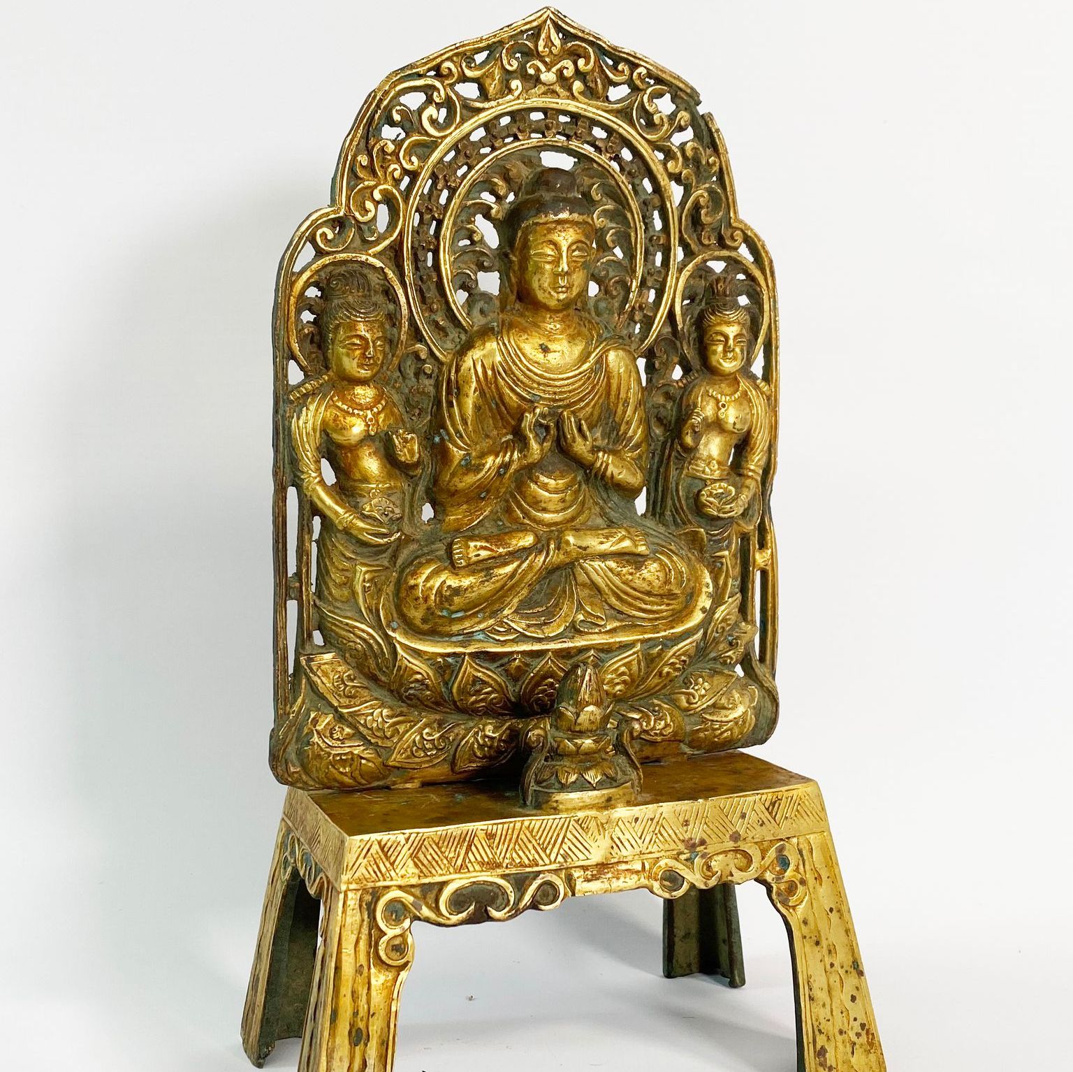 Statue de bouddha en bronze doré