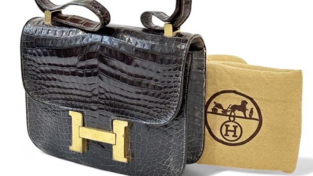 HERMÈS, Sac à main Constance 23 cm en crocodile porosus marron