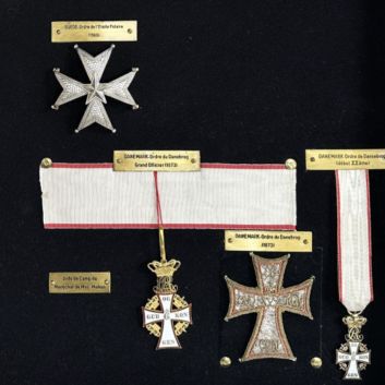 EUROPE Vitrine comprenant 15 médailles et décorations civiles et militaires