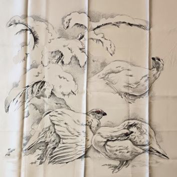 Prototype de Xavier DE PORET (1894-1975) pour Hermès.  Exceptionnel carré en satin de soie sabrée à décor de lagopèdes sur fond crème. Circa 1962.