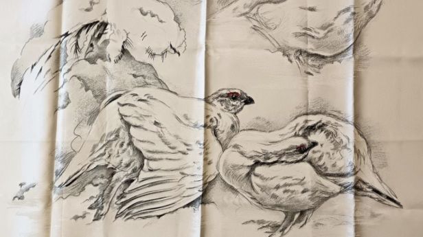 Prototype de Xavier DE PORET (1894-1975) pour Hermès.  Exceptionnel carré en satin de soie sabrée à décor de lagopèdes sur fond crème. Circa 1962.