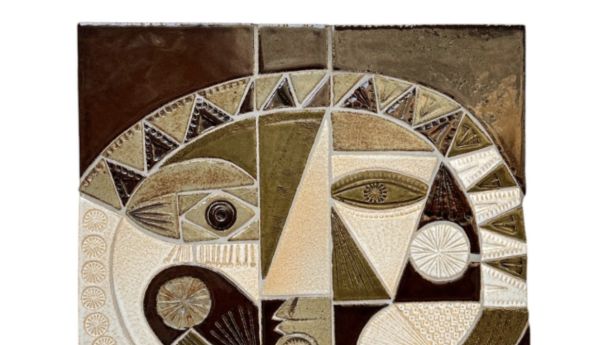 Roger CAPRON (1922-2006) Panneau décoratif mural modèle Minimuro, 1973, à décor de couples de visages formant soleil.