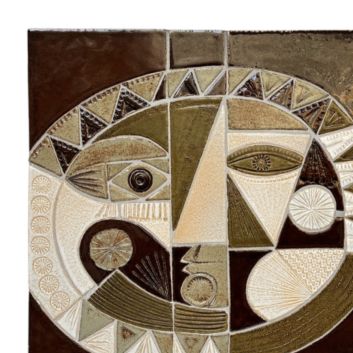 Roger CAPRON (1922-2006) Panneau décoratif mural modèle Minimuro, 1973, à décor de couples de visages formant soleil.