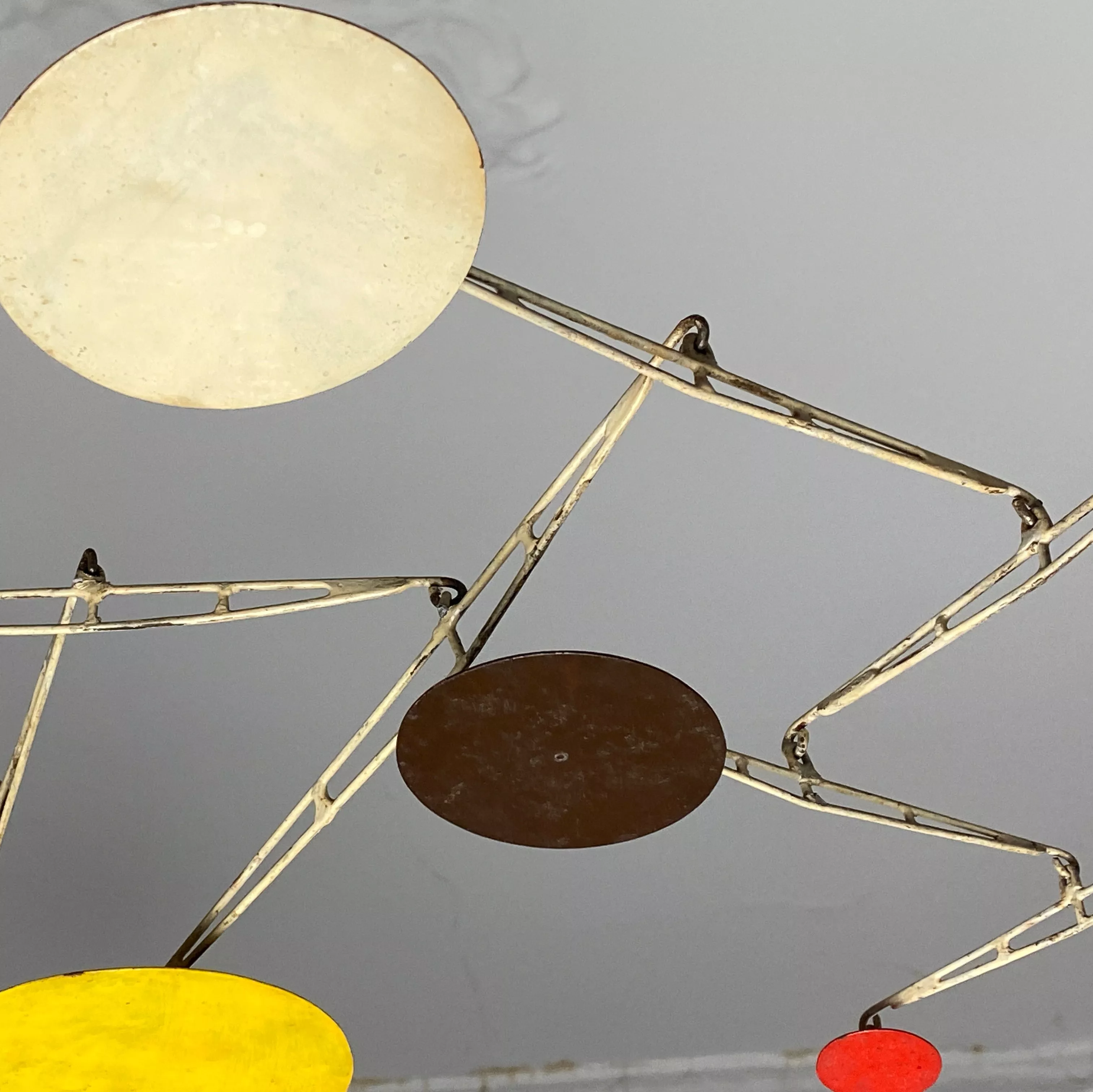 Calder, mobile, d&eacute;tail