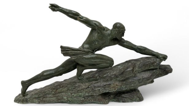 Pierre LEFAGUAYS (1892-1962) Le lanceur de javelot  Bronze à patine verte Signé sur le côté et daté "25"