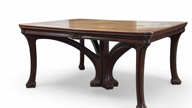 Eugène GAILLARD (attribué à) Table de salle à manger en acajou mouluré et sculpté à plateau rectangulaire