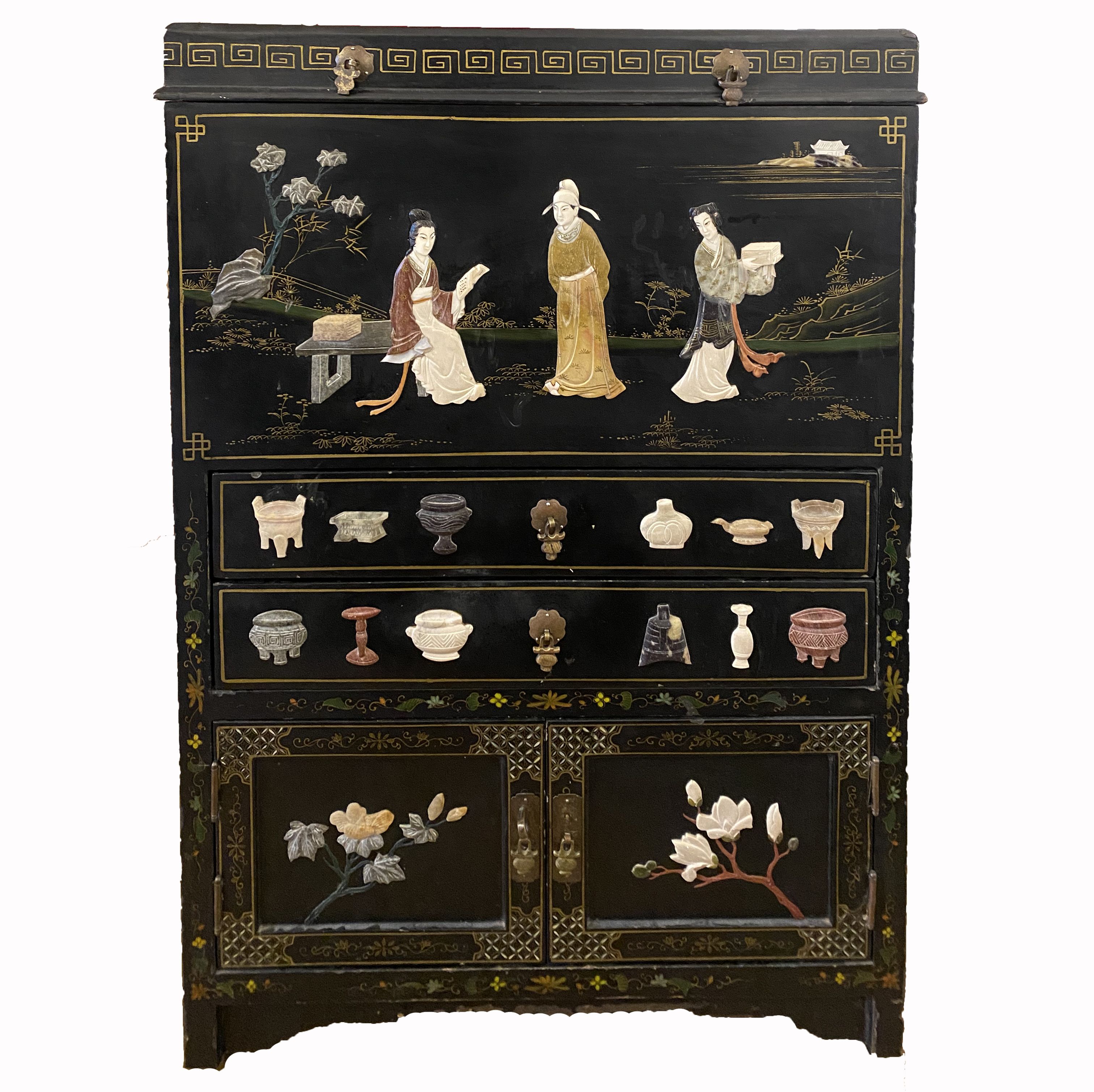 Chine (début XXème siècle), petit meuble de rangement à incrustation de pierres dures