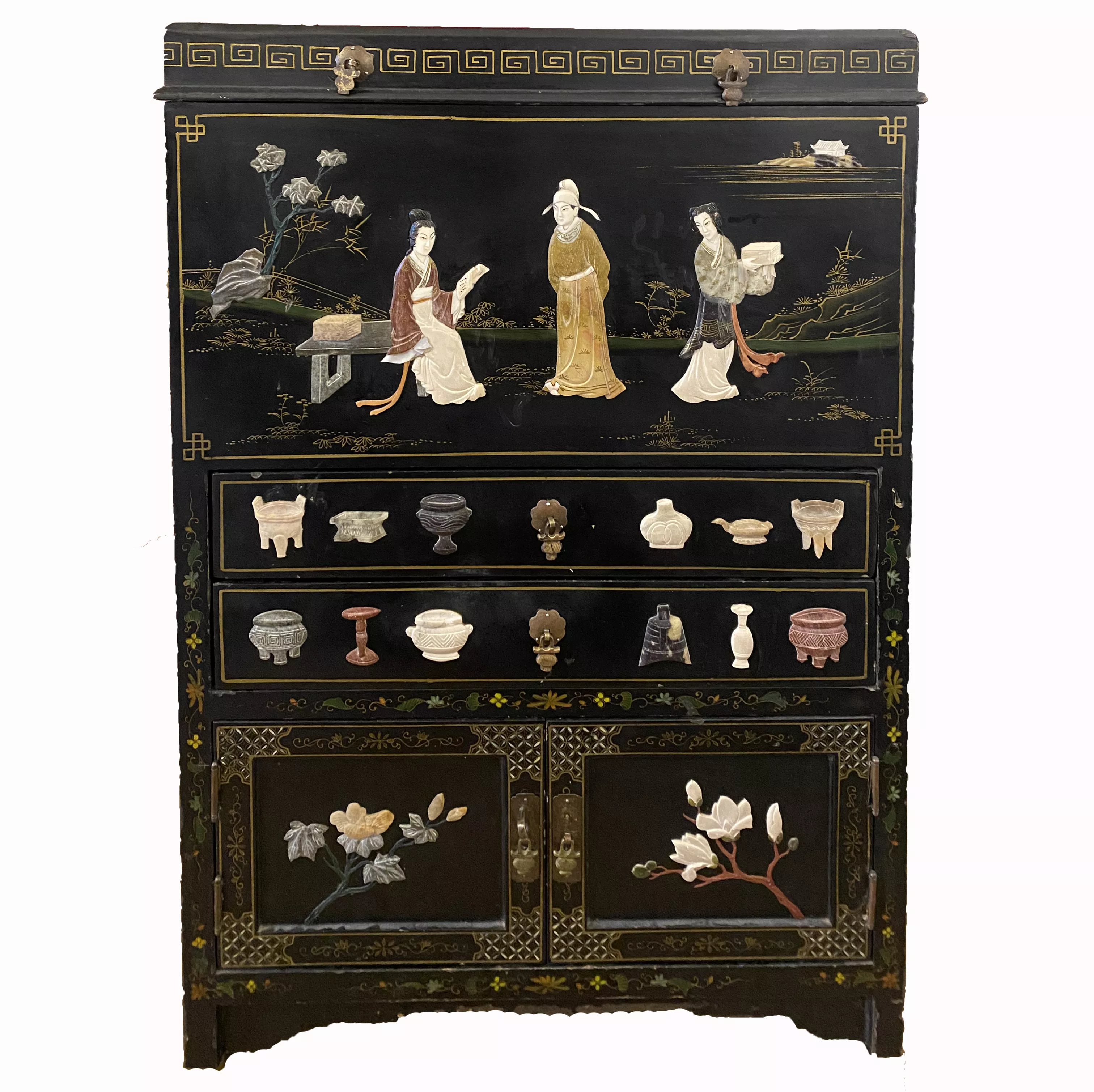 Chine (d&eacute;but XX&egrave;me si&egrave;cle), petit meuble de rangement &agrave; incrustation de pierres dures