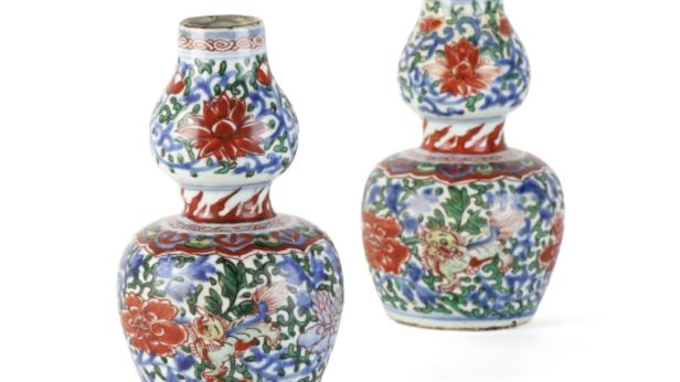 CHINE, fin de la dynastie Ming ou période transition, XVIIe siècle. Paire de vases de forme double gourde en porcelaine