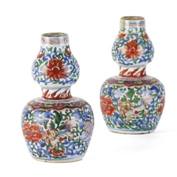CHINE, fin de la dynastie Ming ou période transition, XVIIe siècle. Paire de vases de forme double gourde en porcelaine