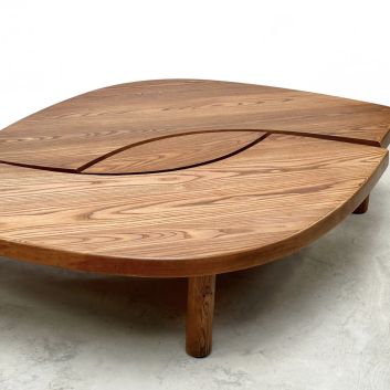 Pierre CHAPO (1927-1987) Table basse, circa 1980, modèle T22C dite Œil en orme massif