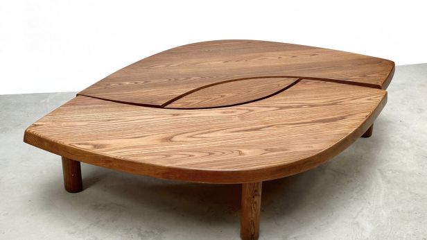 Pierre CHAPO (1927-1987) Table basse, circa 1980, modèle T22C dite Œil en orme massif