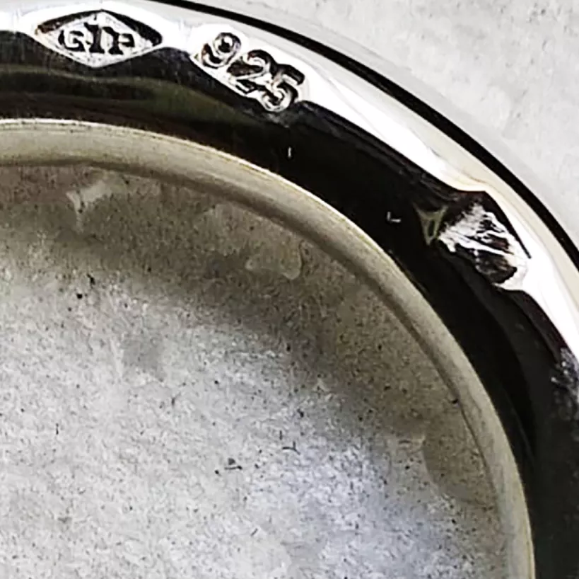 Poin&ccedil;ons appos&eacute;s sur un bracelet en argent Herm&egrave;s
