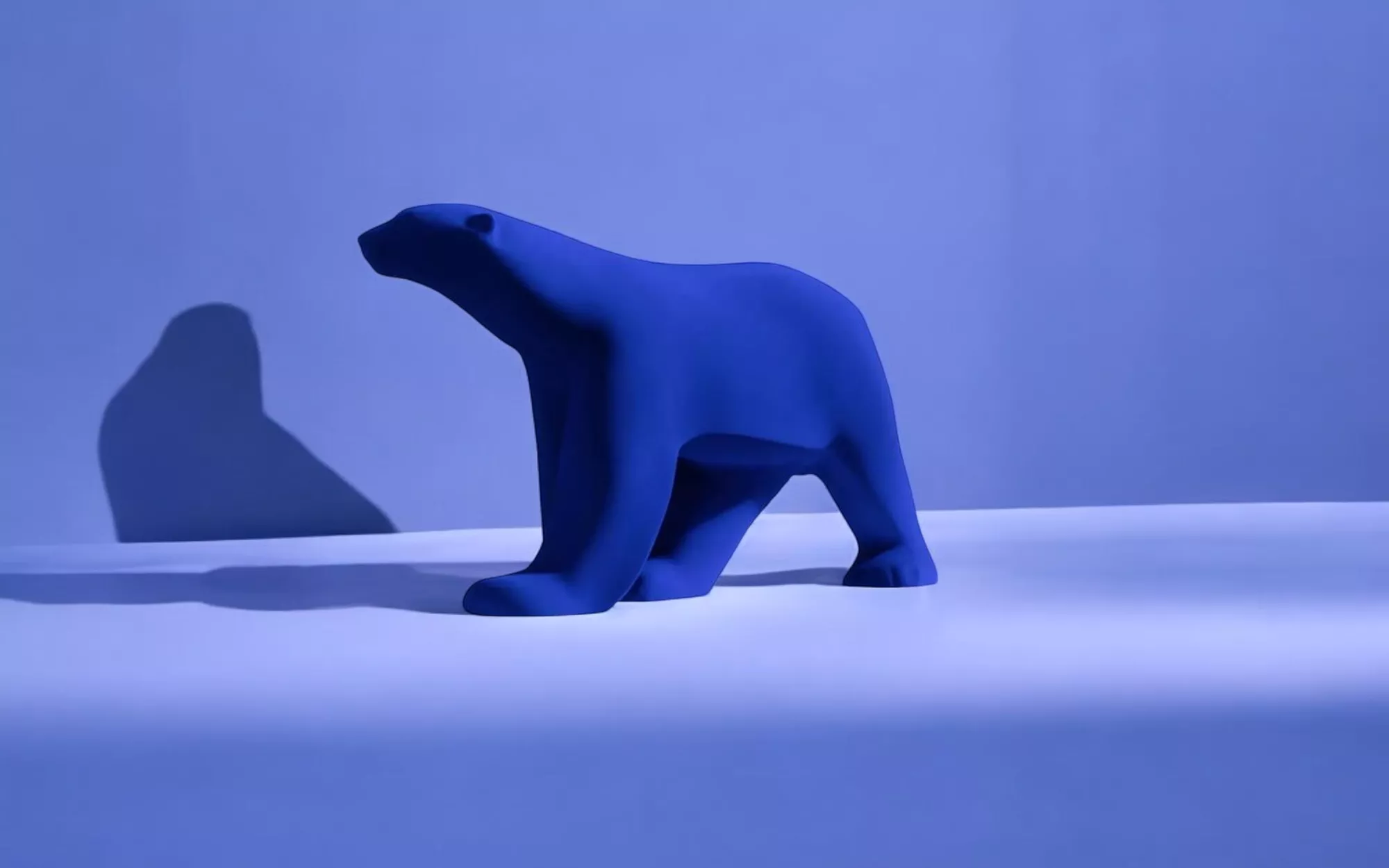 Fran&ccedil;ois Pompon et Yves Klein, ours monochrom&eacute;
