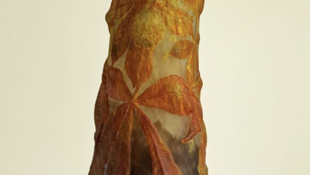 DAUM – NANCY Vase «Marronnier» à corps ovoïde galbé et col en découpe crochue