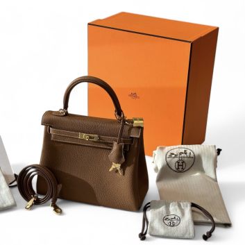 HERMÈS  Sac Kelly retourné 25 cm en veau Togo Gold, bijouterie en métal plaqué or, doublure en chèvre Gold